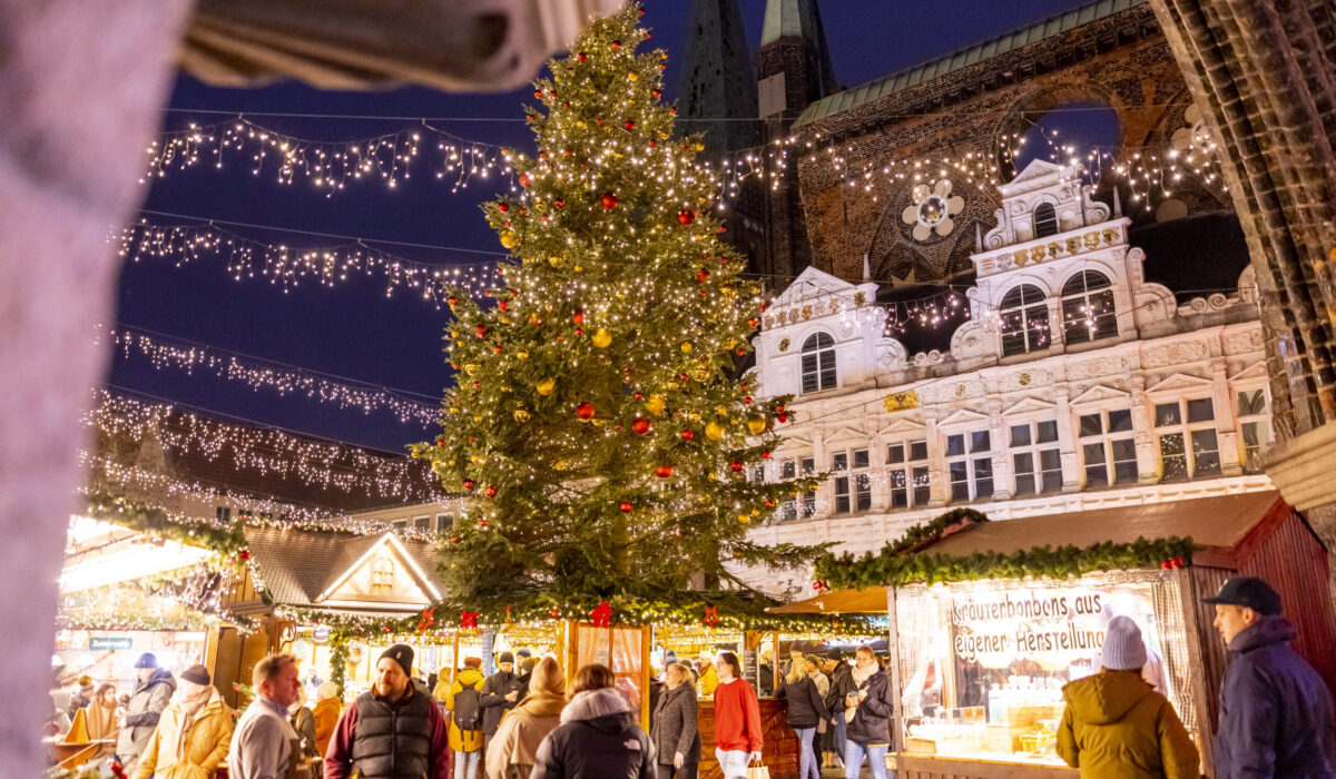 Lübeck_Weihnachtsmarkt auf dem Markt Weihnachtsbaum © LTM Lübeck_Weihnachtsmarkt auf dem Markt